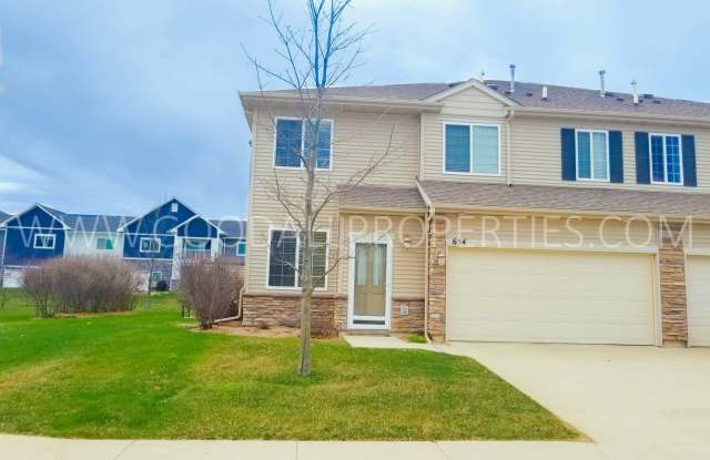 3 Bedroom, 2.5 Bath Town Home in West Des Moines - 654 Villa Court, West Des Moines, IA 50266