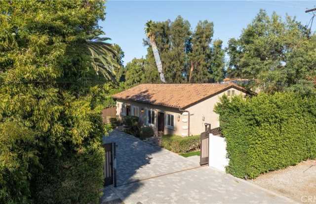 Photo of 19617 Oxnard Street