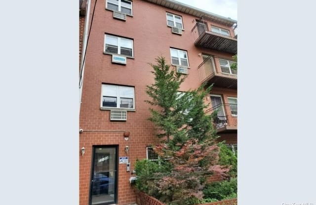 71-08 162 St - 71-08 162nd Street, Queens, NY 11365