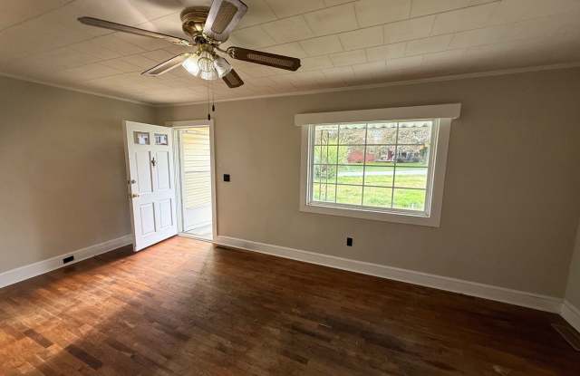 Spacious 2 Bed House | Private Patio + Sliding Door Dining Area
