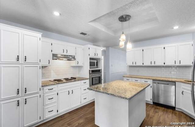 1540 CIRCLE OAK DR