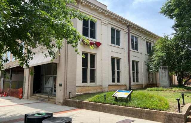 210-203 Center Street
