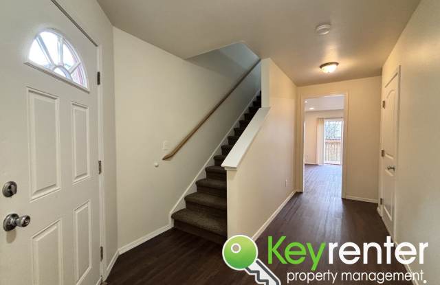 Modern 3 Bedroom 2.5 Bathroom Tacoma Duplex Near Shopping, Parks and Freeways