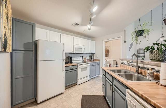 1 bed 1 bath w/ near DIA! $500 MOVE IN SPECIAL
