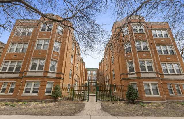 4505 North Greenview Avenue