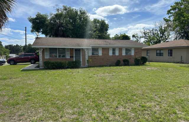 Convenient Leesburg Living – Walk to Leesburg High School!