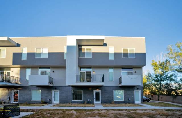 Beautiful 4 Bed - 3 Bath Townhome in Great Clearfield Location! Available NOW!