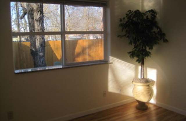 Cute cottage near Downtown Talent! | Available Now