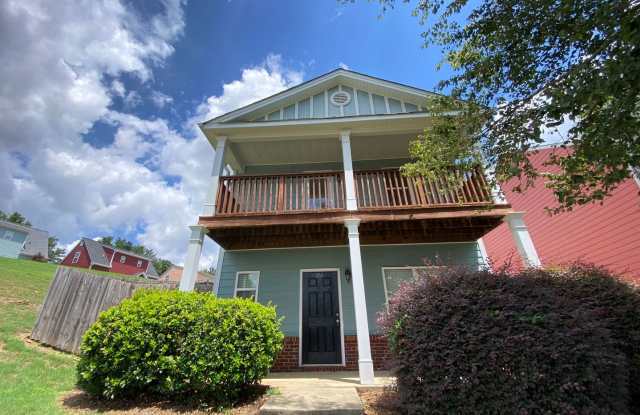 LEASING FOR AUGUST 2026! FENCED IN YARD!!