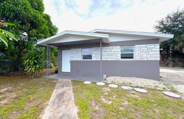 FIRST MONTH'S RENT FREE! 2/2 HOME IN FT. MYERS W/ FENCED YARD!