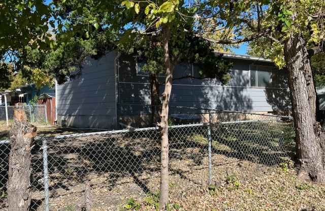 Charming 3 bedroom, 1 bath rental home in Newton!