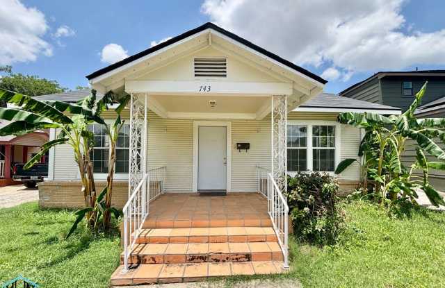 Photo of Cozy and Bright 3bedroom/1bath Vintage charmer in Beacon Hill, Close to Restaurants, Shopping, and Entertainment!