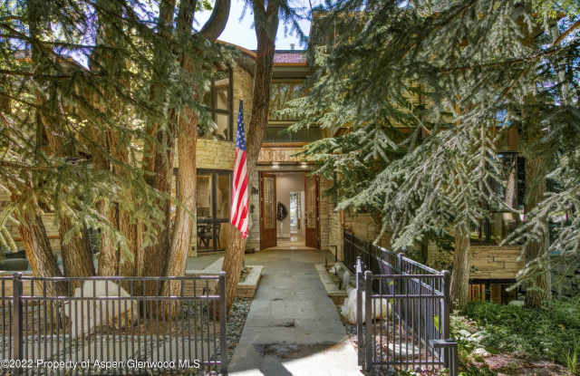 736 W Smuggler Street