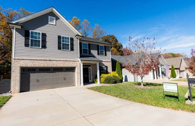 Amazing 4 bedrooms, 2.5 baths 2-story home in Clemmons w/ 2 car garage/fenced in backyard
