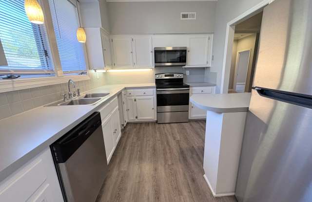 Large 2 Bedroom 2 Bath Condo in the Forest Oaks Community!!