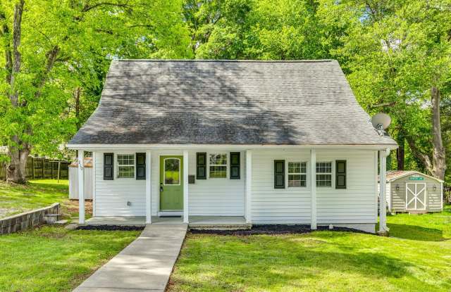 Well-maintained picturesque 4 bedroom 2 bath cottage near downtown Clover! - 210 Knox Street, Clover, SC 29710