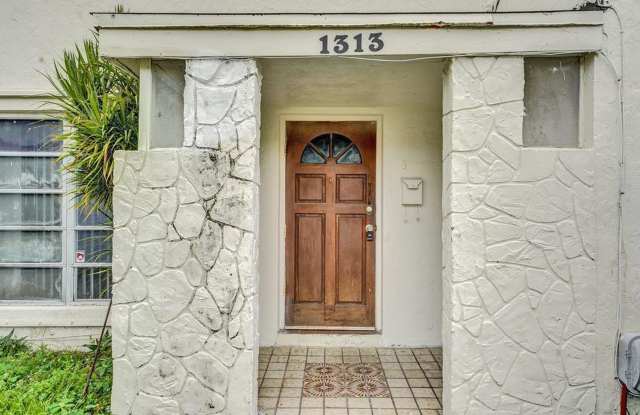 3 BR / 3 BA + Patio + Parking AVAIL 8/1