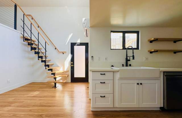1105 Stanford Avenue - B