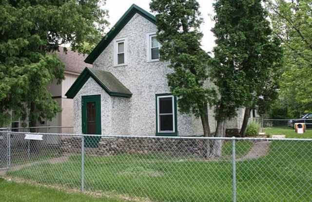 2 Bedrooms, 1 Bathroom, Single Family Home in Brainerd, MN w/fenced yard and detached garage - 104 D Street Northeast, Brainerd, MN 56401