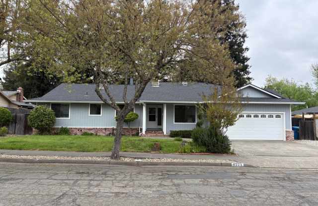 Photo of Beautiful 4-Bedroom Home with Dual Primary Bedrooms in NE Santa Rosa