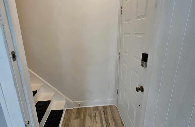 2401 Burnside Ave - Downstairs