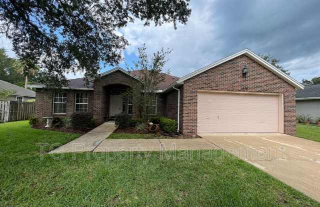1449 Blue Heron Ln E
