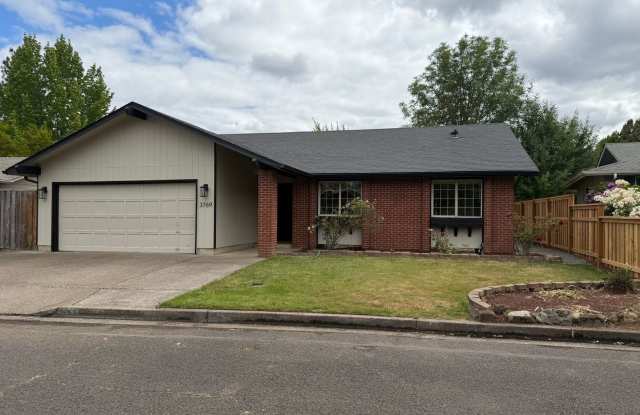 Beautifully updated 3 bedroom, 2 bath house in Eugene!
