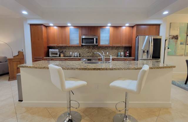 Luxury Apartment Right On The Beach In Lauderdale By The Sea!!! Seasonal rental