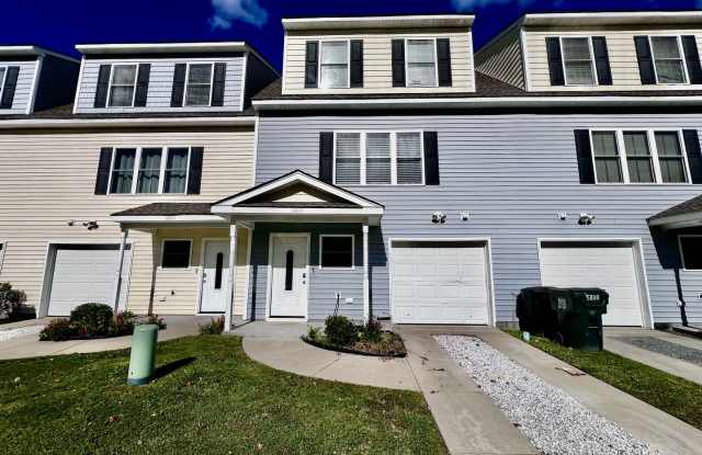 Tri-Level Condo – Pets Welcome, Washer  Dryer Included