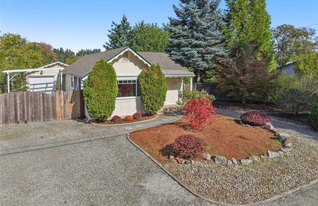 Photo of Amazing 3 br rambler w/ garage on LARGE fenced lot!