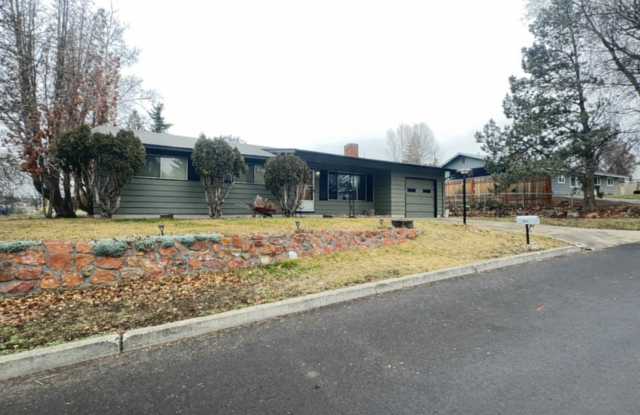 Charming 3BR/2.5BA Home with Fenced Yard in NE Madras