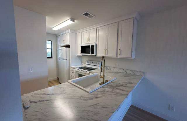 2 bedroom 1 Bath newly renovated 1 mile from the beach