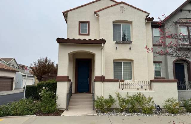 Corner lot Roseville property!