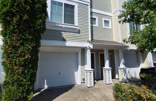 Beautiful 2BD/1.5BA Condo located in the Edgewater at South Hill **MOVE-IN SPECIAL**