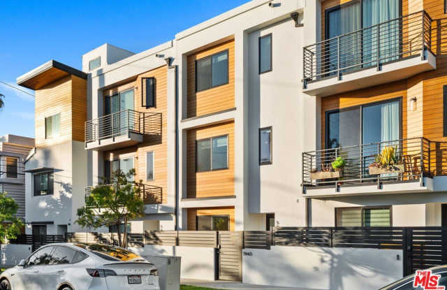 Photo of 5943 Pickford St