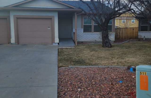 Private large 2 bedroom 2 bath townhouse end of cul de sac, clean and close to everything