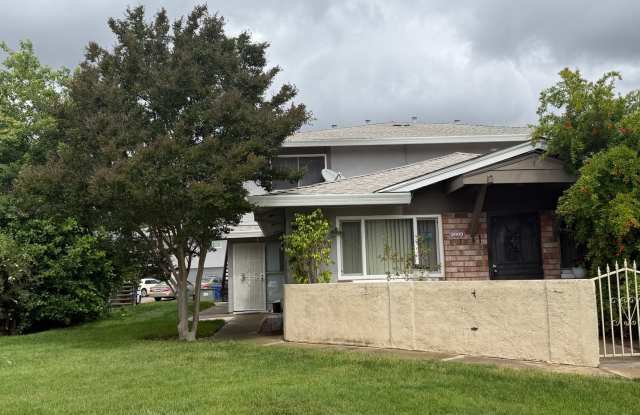 2 story updated townhouse In Rosemont 2/1 MOVE IN SPECIAL 2nd month rent is free!