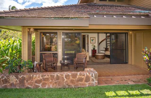 Furnished Masters Townhouse, Upgraded, Rare End Unit, 1 bedroom + loft with Ocean View