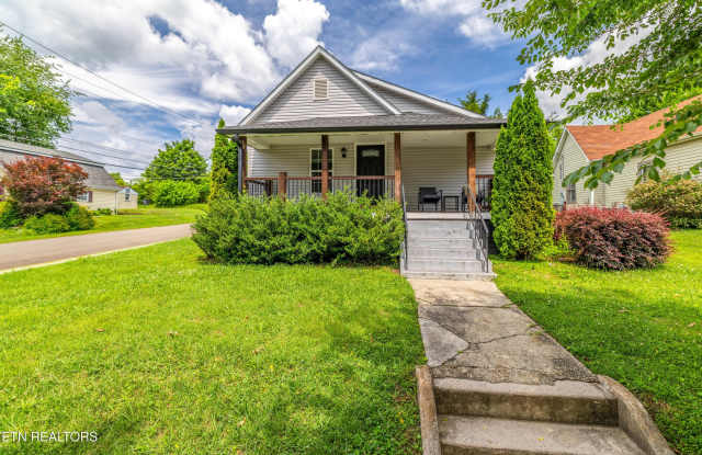 301 E Quincy Ave