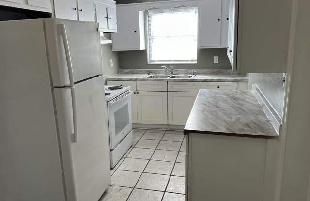 Photo of Move-In Ready 4 bedrooms 2 bathrooms property in Sarasota!