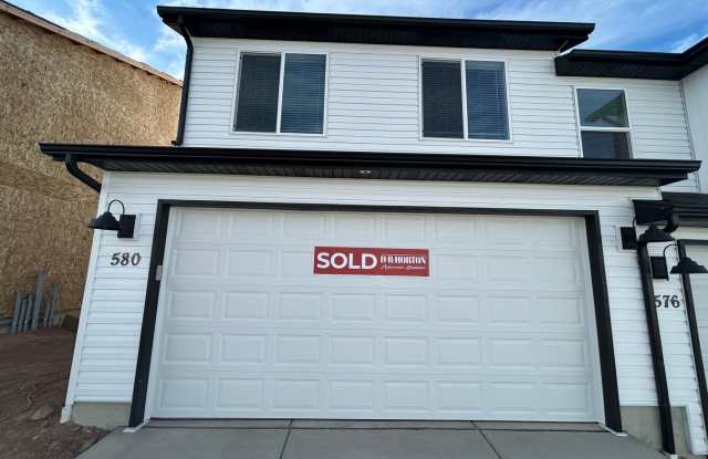 END UNIT - Brand New Home by DR. HORTON.