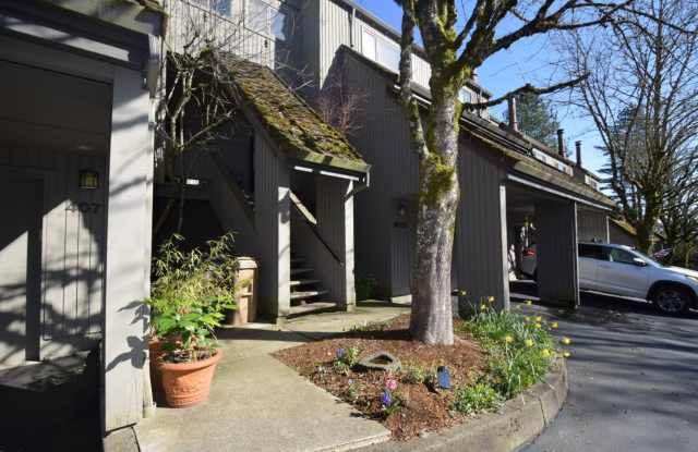 Beautiful Townhome in Mountain Like Setting -- Fireplace, Vaulted Ceilings, and more!