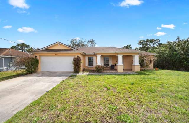 Beautiful 3 bedrooms 2 bathrooms single family home in Lehigh Acres