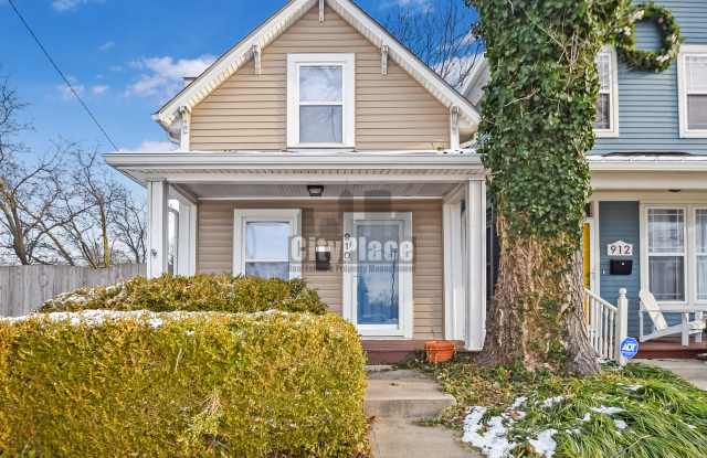 Photo of 910 Lexington Ave