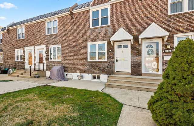 Fully renovated 3+1 Row home with central ac and garage! Pets ok! - 422 Westmont Drive, Collingdale, PA 19023