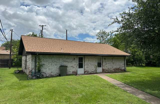 Bryan - 1 bedroom / 1 bath - duplex - fenced in area behind unit. Near 29th street.