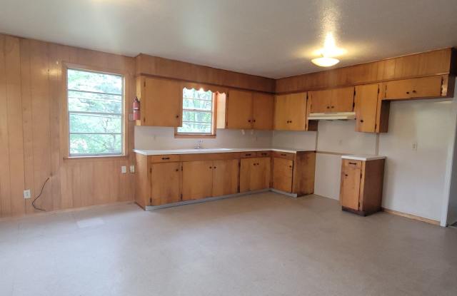 Photo of Huge 3 bedroom/1 bath upstairs apartment with Water, Gas Range and Refrigerator!