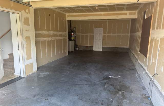 3 Bed, 2 Bath Townhouse Available!