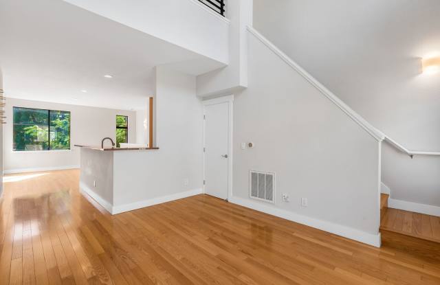 Modern 2BD/2BA Townhome w/ Private Yard, Garage  Smart Features — Near Downtown Oakland
