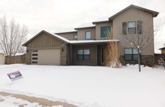 Spacious 5-Bedroom Home with Luxury Features & Prime Location!